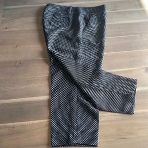 Ann Taylor, 6P crop pants. Black with small white stitching. Side/back pockets